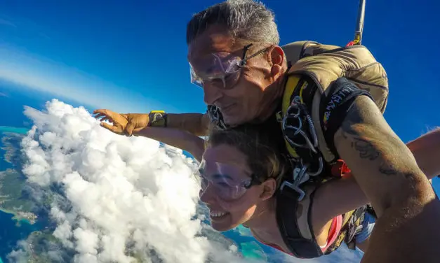 Saut en parachute à Moorea ! L’interview de Capucine
