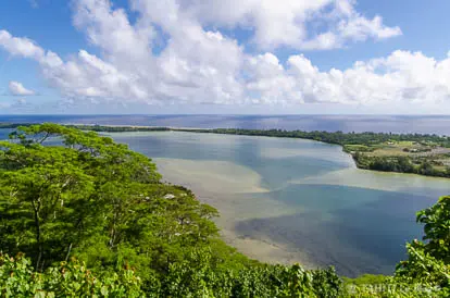 Lac Fauna-nui Vue depuis l'antenne du la salé Fauna-nui à Huahine