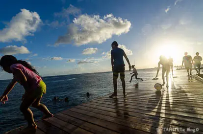 Enfants à Fare Enfants jouant sur le port à Fare à Huahine