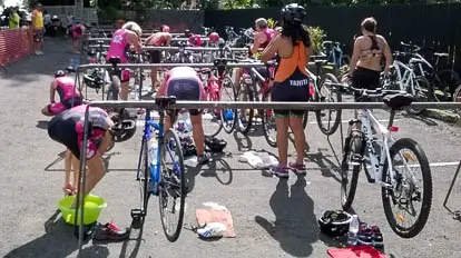 Zone de transition au cours d'un triathlon