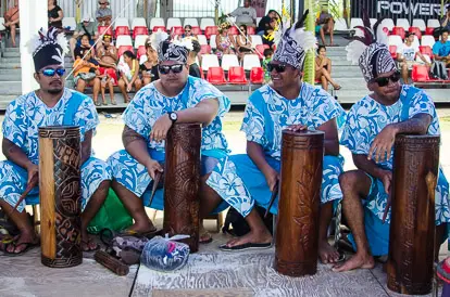 Arrivée en musique de la Hawaiki Nui Va'a