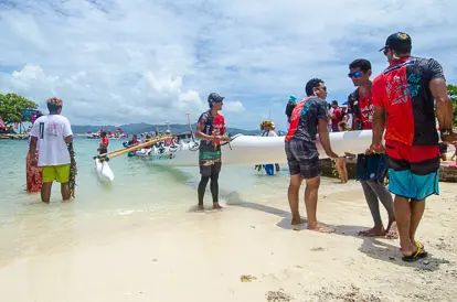 Sortie des Va'a de la Hawaiki Nui Va'a 2017