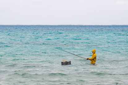 Pêcheur à Tubuai aux Australes en Polynésie