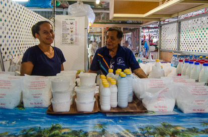 Marchand de lait de coco au marché de Papeete