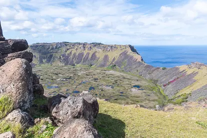 île de Pâques : le cratère du volcan Rano Kau où se situe Orongo