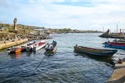 île de Pâques : port des pêcheurs à Hanga Roa
